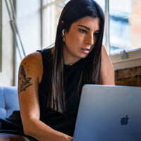 Dora Kamau sobre el insólito fenómeno de la apnea de la pantalla: "El cuerpo está haciendo lo que ha sido diseñado para hacer, protegernos" 