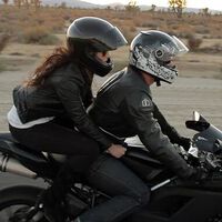 Motos con cinturón. La última locura de una famosa marca que pretende copiar la idea de los coches, y va muy en serio