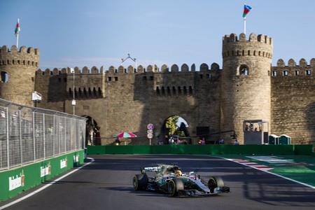 Lewis Hamilton suma una nueva pole position en el GP de Azerbaiyán. Alonso, sancionado por cambio de motor