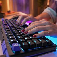 Pulsas suave, equipas; pulsas a fondo, disparas: con G512 X de Logitech G tendrás la precisión de un joystick en tus teclas