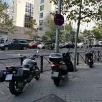 Pagar por aparcar en la acera: la idea de Barcelona para ahuyentar a las motos