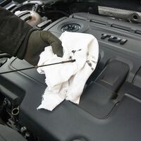 "No es la forma moderna de hacer las cosas". Los fabricantes quieren matar la varilla del aceite porque no se fían de los clientes