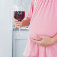 Lo que bebe la madre, le llega al bebé: ni una gota de alcohol en el embarazo