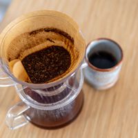 Tirar los posos del café por el inodoro: para qué sirve de verdad y por qué puede ser un enorme problema