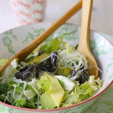 Ensalada de fideos de arroz con mango y aguacate, receta fácil y lista en 15 minutos