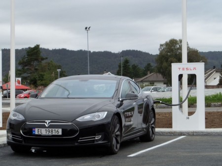 Tesla quiere tener para finales de 2016 cubierta toda Europa con su red de supercargadores