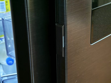 Ese sensor permite abrir la puerta si llevamos las manos ocupadas | Imagen: Xataka