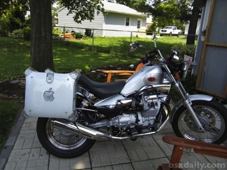 Aprovecha su antiguo ordenador Mac y fabrica un par de maletas para su moto