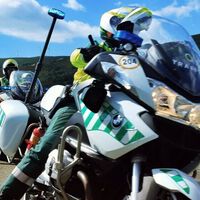 Un motero intenta atropellar a un guardia civil y se da a la fuga haciendo un caballito. Acaba con ellos en su casa