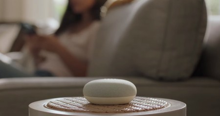 Un jefe de Google cree que tus invitados deberían saber que pueden ser grabados por tus altavoces inteligentes