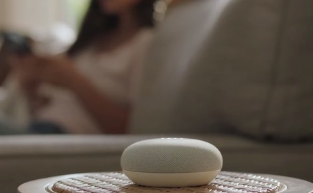 Un jefe de Google cree que tus invitados deberían saber que pueden ser grabados por tus altavoces inteligentes