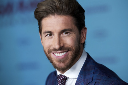 Sergio Ramos da con el perfecto look de transición en el estreno de su documental en Madrid