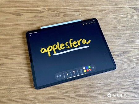 Paperlike hace que escribir en el iPad parezca en papel y evitando reflejos, aunque con concesiones