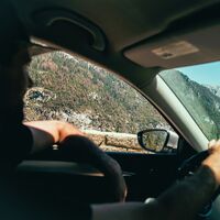 La Guardia Civil advierte de la consecuencia menos pensada de tirar comida por la ventanilla