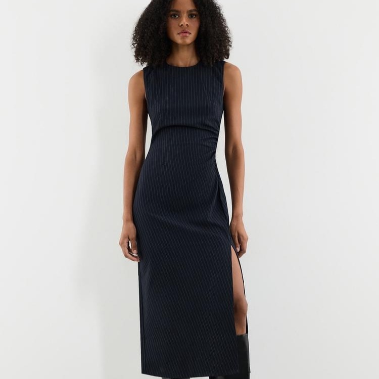 Vestido midi abertura lateral

