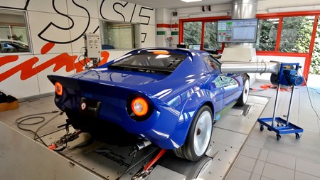Así de bruto suena el V8 4.3 de hasta 600 CV del New Stratos, con llamaradas incluidas
