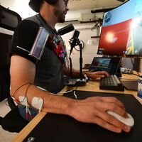 Un maldito genio crea un bot que apunta por él en Counter-Strike. El problema es que las descargas a sus músculos son horribles