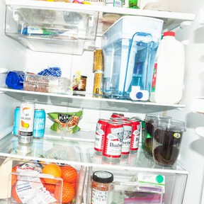 El accesorio con el que ordené de una vez por todas las latas en la nevera y que ahora cuesta menos de 10 euros 