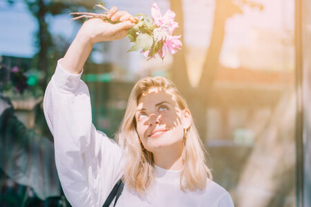 Mujer joven mirando al cielo un día soleado