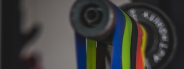 Entrenamiento con pesas y bandas elásticas a la vez para ganar músculo y fuerza 