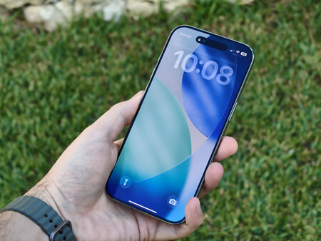 A pesar del grosor, la pantalla es que la podríamos esperar de un iPhone | Imagen: Xataka