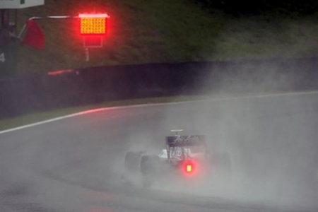 f1_kazuki-nakajima-la-lluvia-en-interlagos-y-bandera-roja.jpg