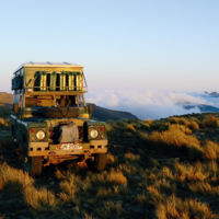 Da una vuelta al mundo en un Land Rover Defender de 1975 y ahora lo cuenta en su libro
