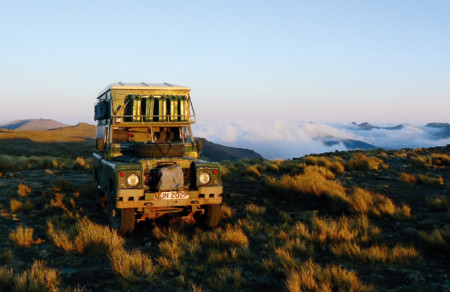 Da una vuelta al mundo en un Land Rover Defender de 1975 y ahora lo cuenta en su libro