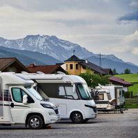 Estamos a un voto de que el carné B sirva para conducir autocaravanas y gigantescos SUV eléctricos como el Hummer