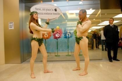 Greenpace se manifiesta delante de la nueva Apple Store de Roma
