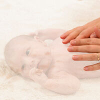 Las cuddle cots o "cunas de abrazos" permiten a los padres despedirse de su bebé fallecido sin prisas, regalándoles tiempo para un último adiós 