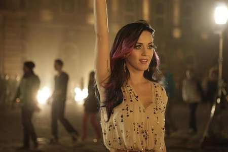 Los chispeantes senos de Katy Perry ofenden a Inglaterra
