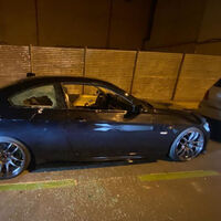 Un padre revienta el BMW de su hijo con un pico para que no conduzca borracho. Le puede salir caro