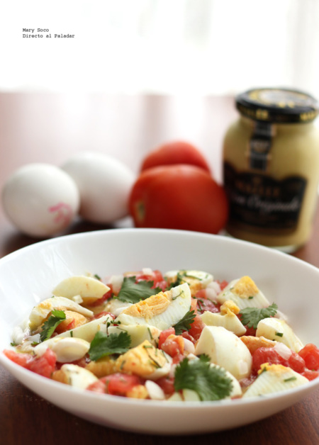 Ensalada de jitomate y huevo con cebollín. Receta
