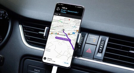 Navegador de Waze en el salpicadero del coche