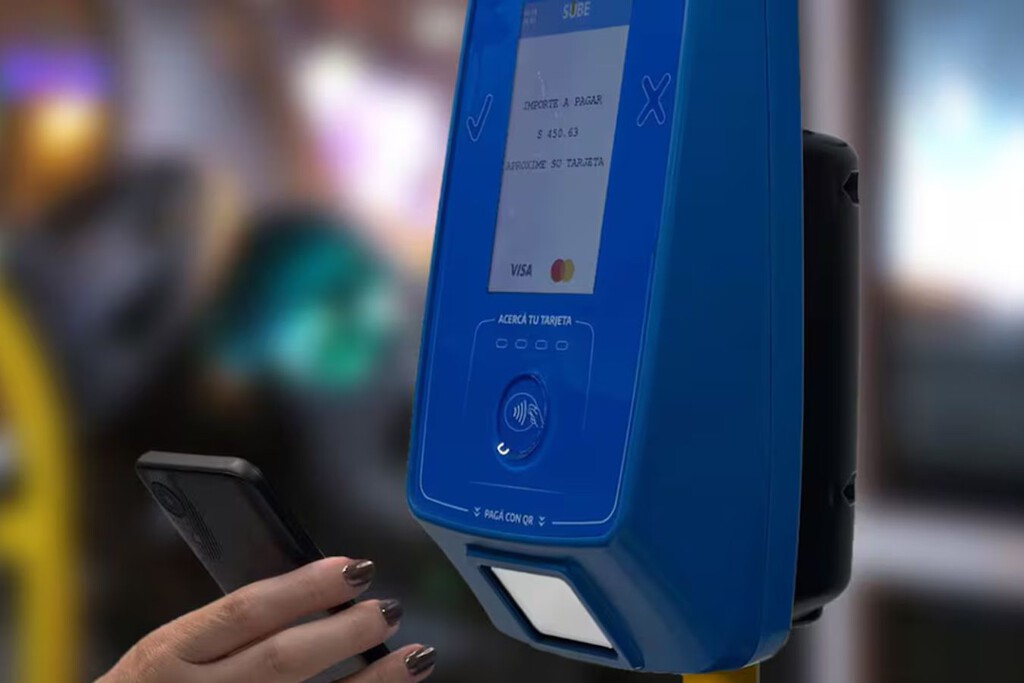 Cómo ahorrar en los viajes en colectivo para agosto y septiembre 2025: reintegros del 100% y 35% con tarjetas VISA y billeteras virtuales 