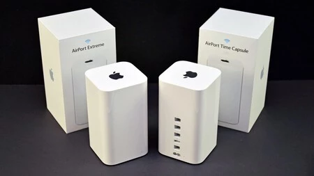 これは、最新世代の airMac Extreme と AirMac Time Capsule の外観です。後者は内蔵ハードドライブを統合し、スペースを節約するために垂直および斜めに配置されました。