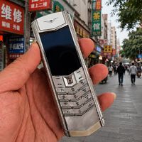 Se compró un móvil Vertu por 38.000 euros en 2015. Una década después tiene un bonito e inútil pisapapeles 