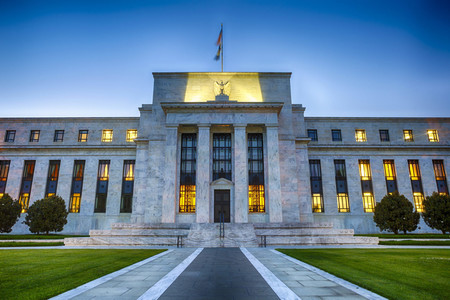 La Fed y los riesgos de su primera bajada de tipos en más de una década