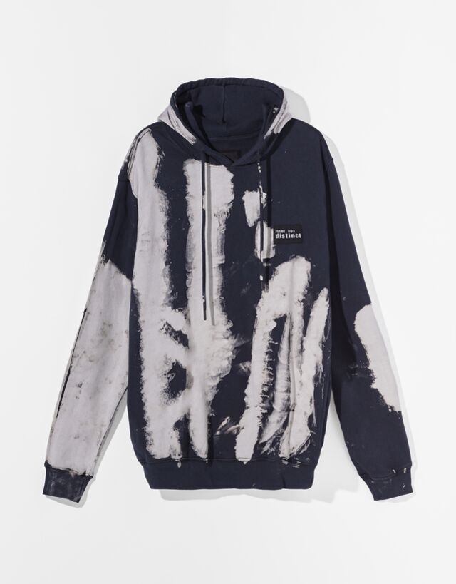 Sudadera con capucha negra y estampado abstracto