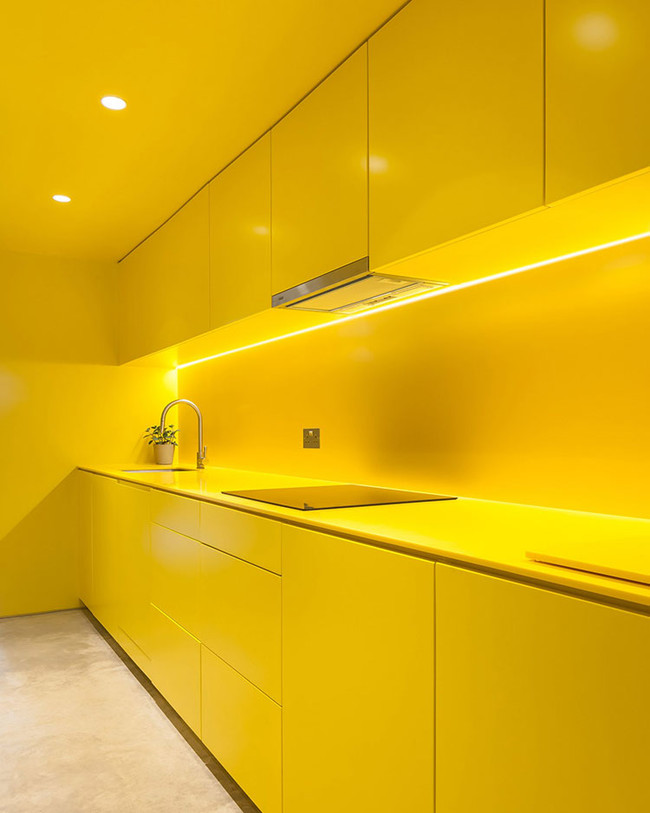 ¿Te imaginas una cocina toda de amarillo brillante? Lo hicieron en