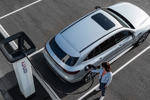 Recargar un coche eléctrico en el garaje: todo lo que hay que saber a nivel técnico, legal y de precios