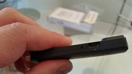 Detalle del conector USB del KAOS Miracast Dongle