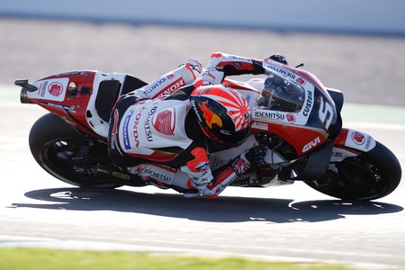 ¡Escalofriante! La moto de Iker Lecuona atropelló a Johann Zarco mientras estaba en la grava