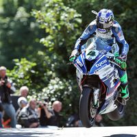 Ian Hutchinson se lleva la primera victoria de Superbikes en el IOMTT