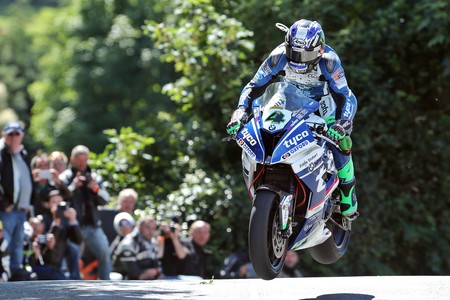 Ian Hutchinson se lleva la primera victoria de Superbikes en el IOMTT