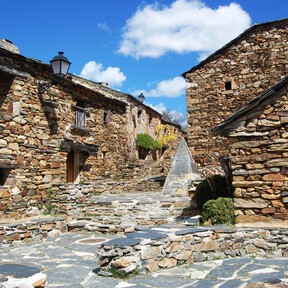 Abandonado y reconstruido piedra a piedra: el pueblo negro de Guadalajara que han revivido estudiantes y profesores