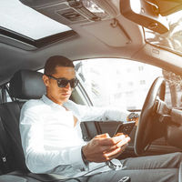 La DGT está estudiando no restar puntos al uso del móvil en las detenciones: semáforos, atascos...