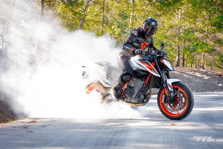 Probamos la KTM 890 Duke R: 121 CV de moto naked mucho más deportiva que convence por carácter y diversión