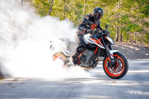 Probamos la KTM 890 Duke R: 121 CV de moto naked mucho más deportiva que convence por carácter y diversión
